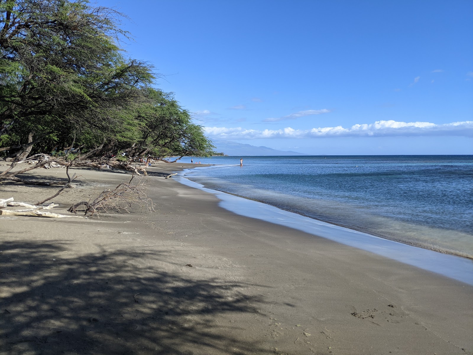 Φωτογραφία του Olowalu Beach με φωτεινή άμμος επιφάνεια