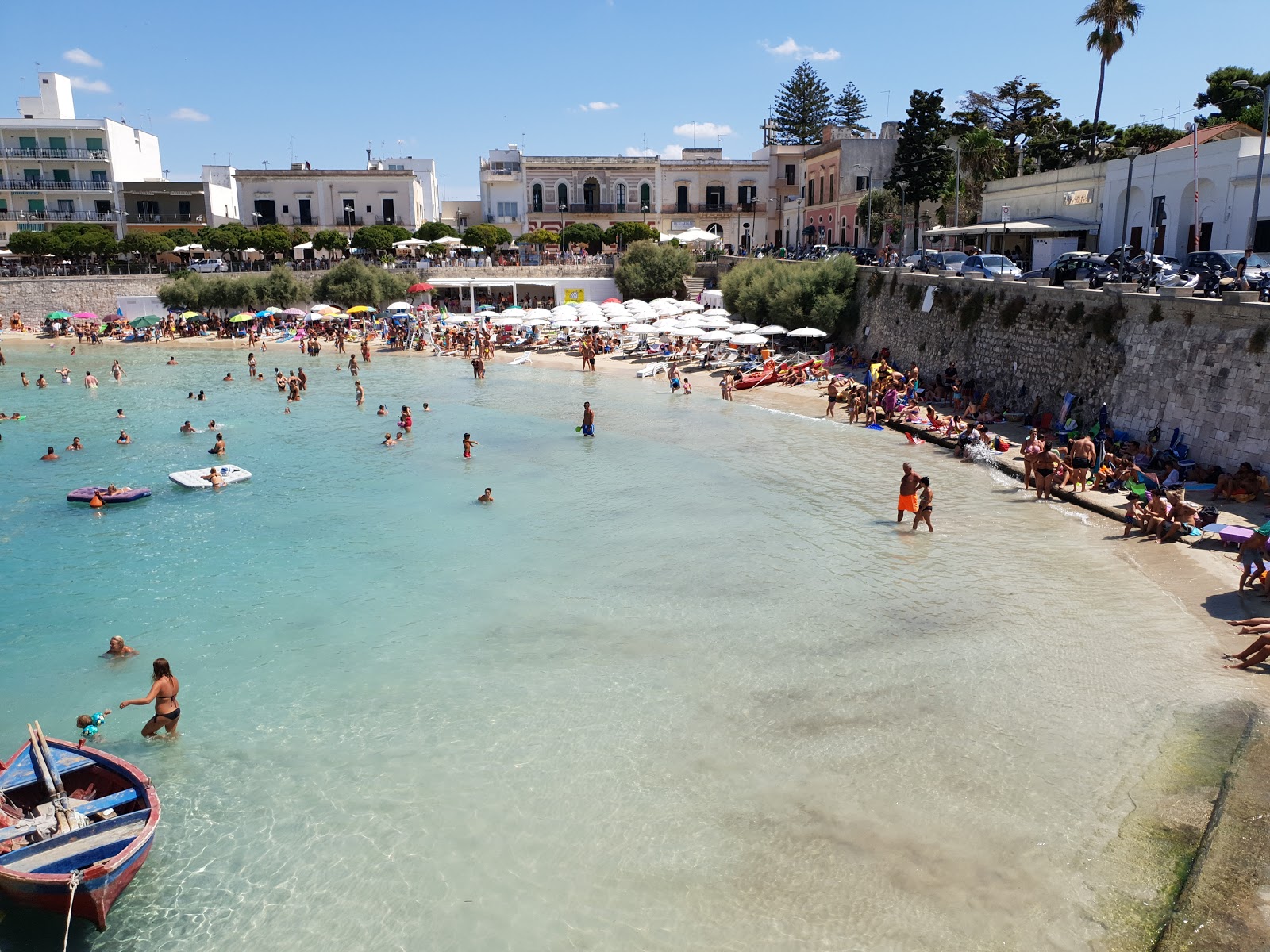 Valokuva Spiaggia di Santa Maria al Bagnoista. pinnalla hienoa beige-hiekkaa:n kanssa