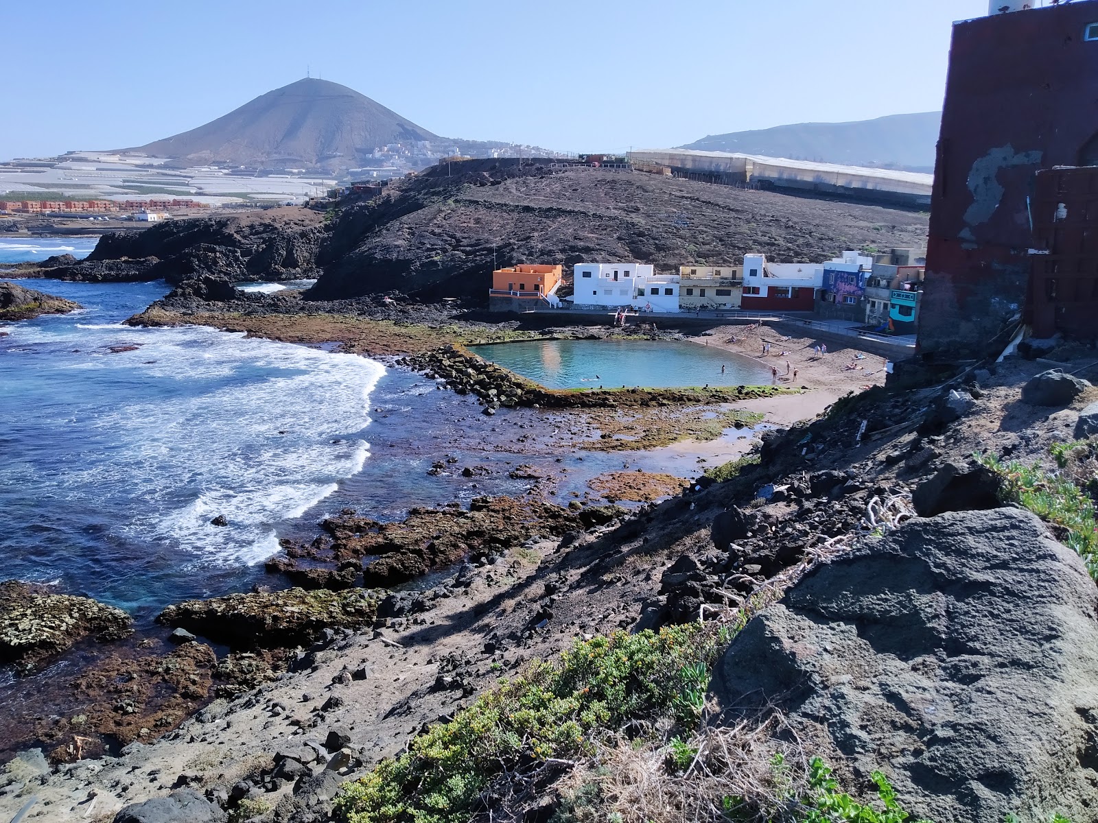 Playa Dos Roques的照片 带有棕色沙和岩石表面