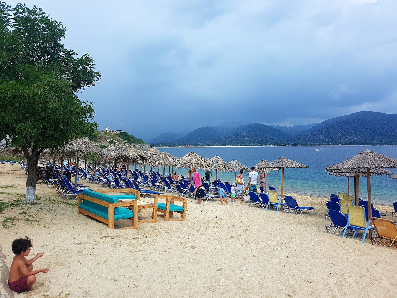 Foto av Tourkolimnionas beach och dess vackra landskap