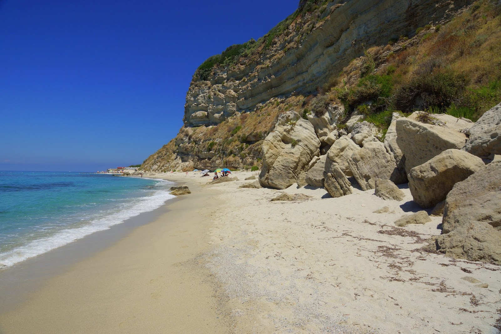 Foto von Ricadi beach mit blaues wasser Oberfläche