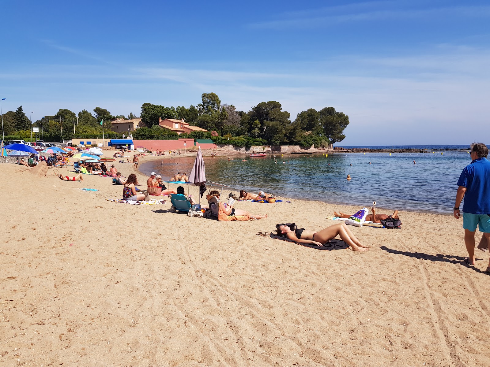 Foto di Plage de la Peguiere con una superficie del sabbia beige
