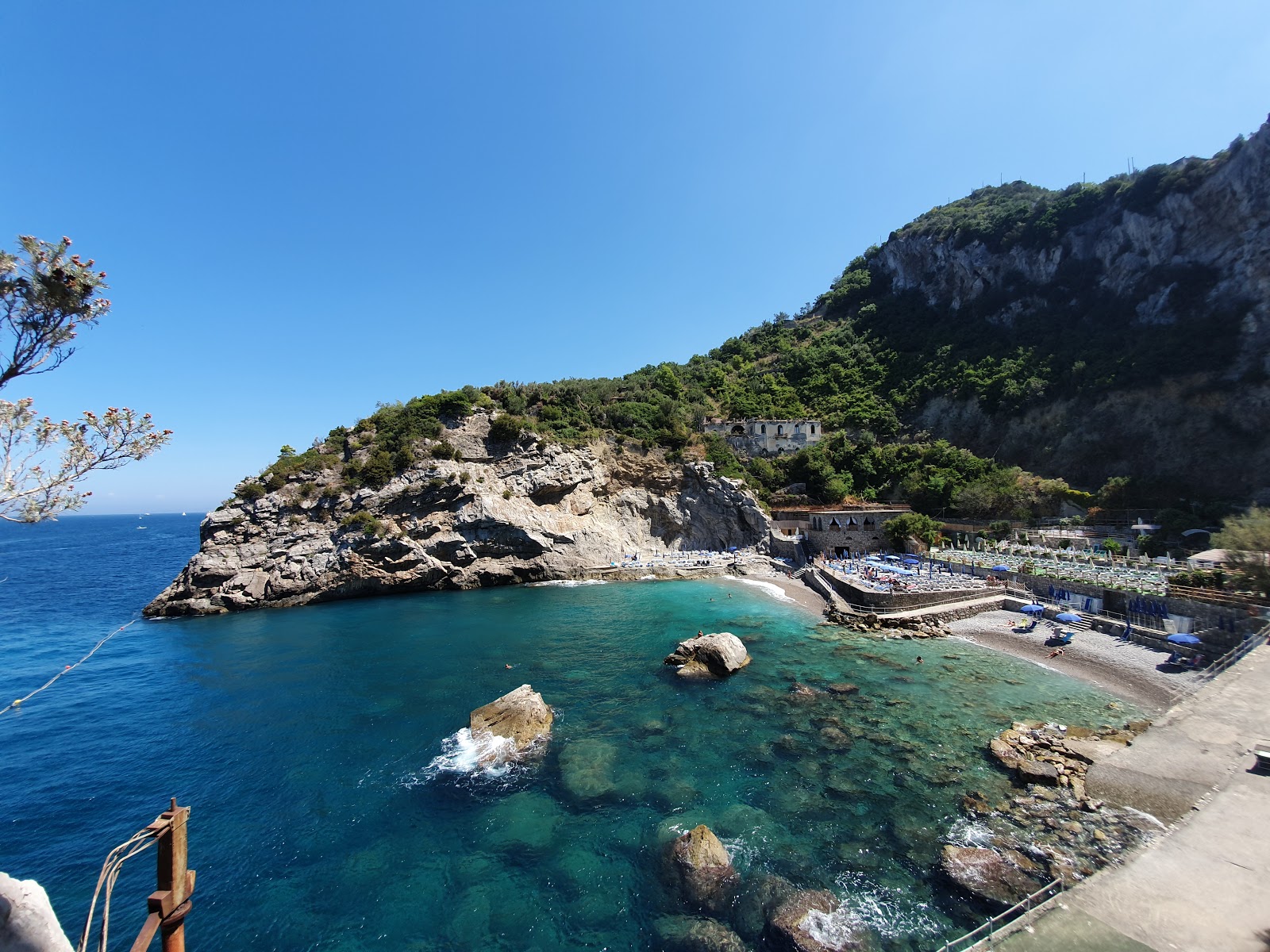 Foto av Baia delle Sirene strandortområde