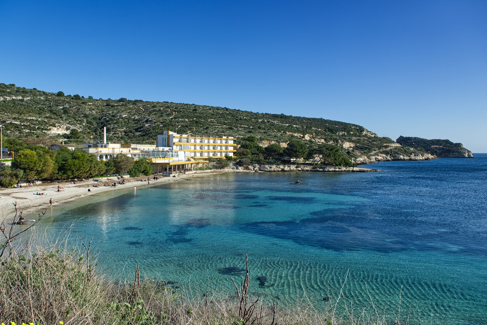 Foto di Cala Bernat II con una superficie del sabbia fine e luminosa