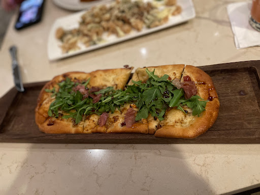 Pear and prosciutto flatbread 