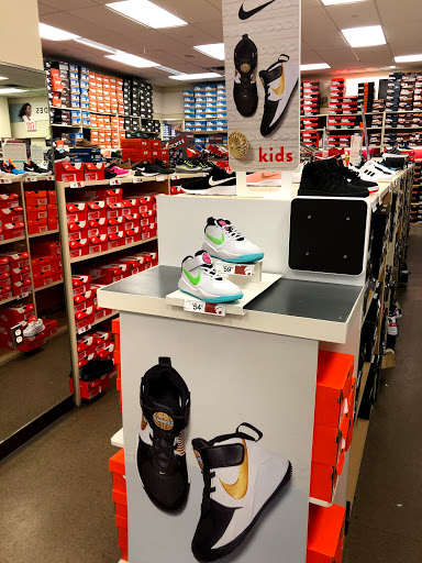 Shoe Store «Famous Footwear», reviews and photos, 40-24 College Point Blvd, Flushing, NY 11354, USA