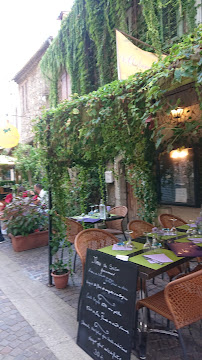 Atmosphère du Restaurant L'Auberge Fleurie à Villeneuve-Loubet - n°12