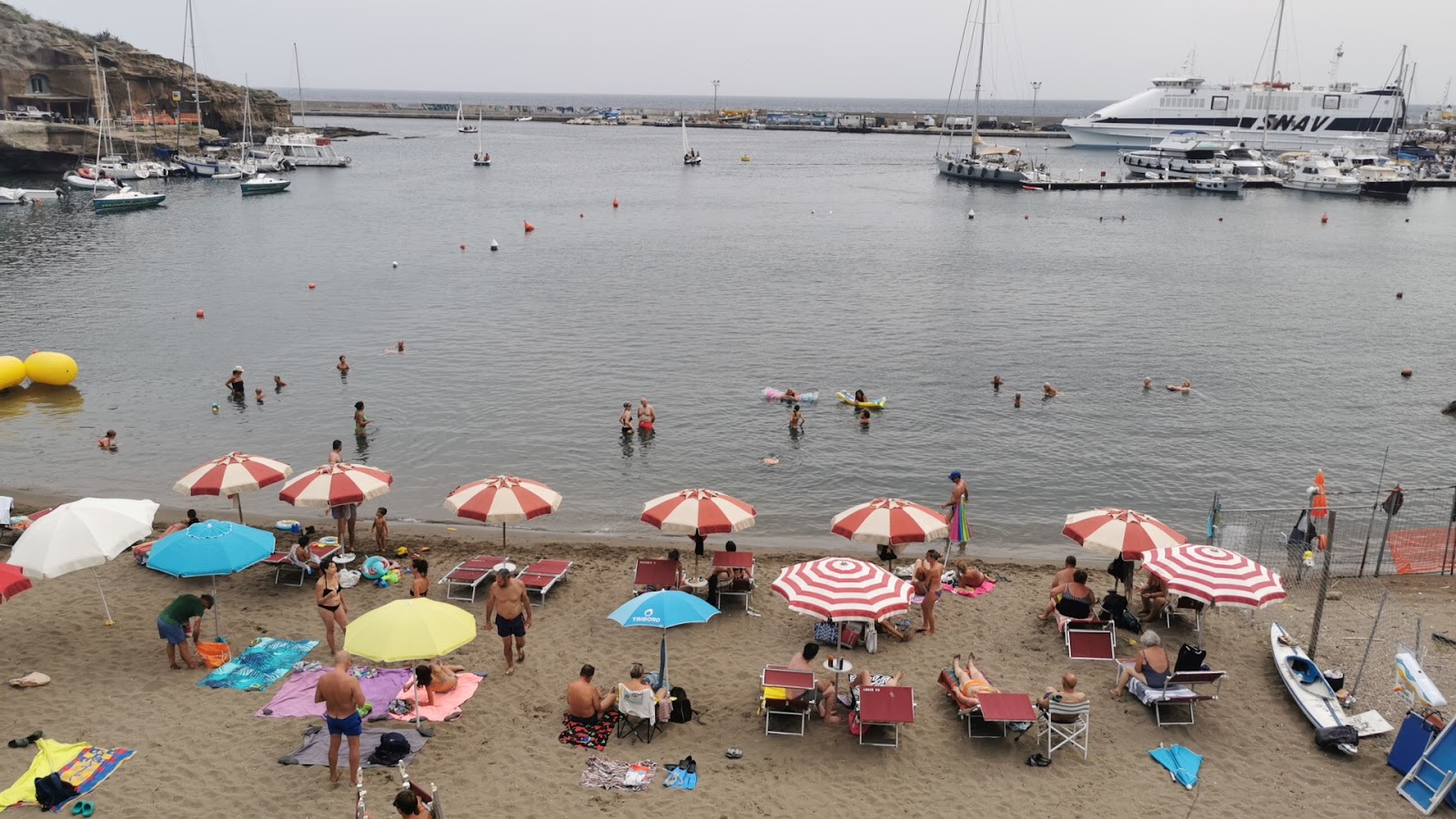 Foto av Spiaggia di Cala Rossano med hög nivå av renlighet