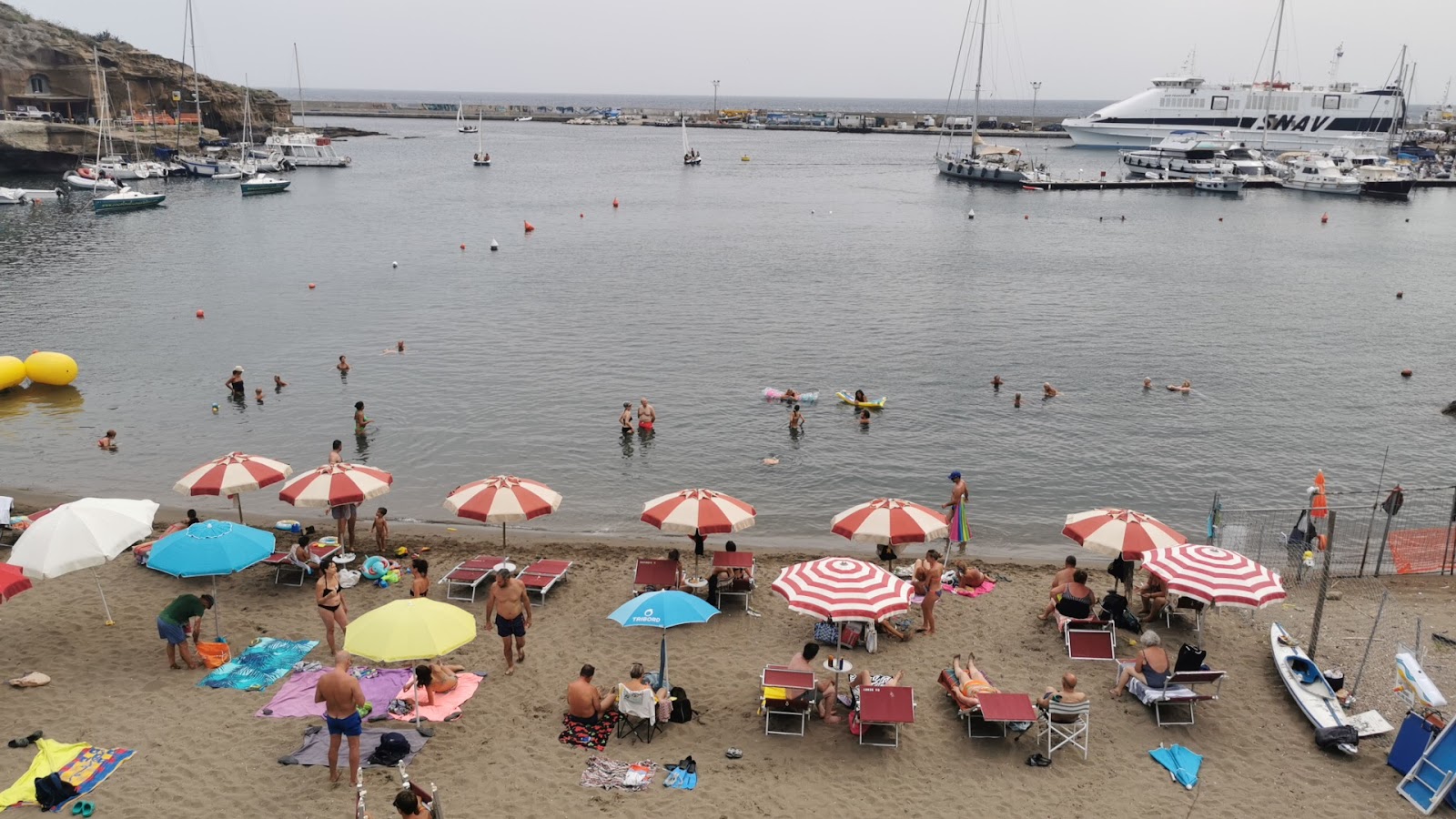 Cala Rossano Beach'in fotoğrafı kısmen tatil bölgesi