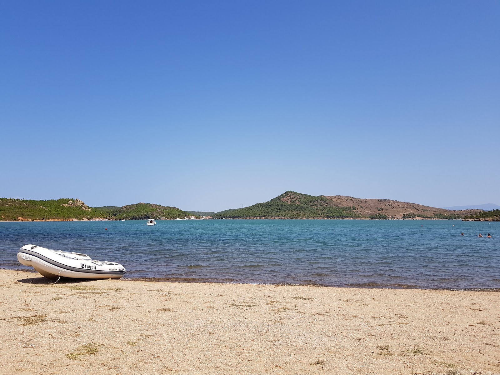 Foto de Altinkum beach com areia clara e seixos superfície