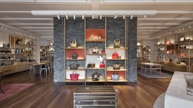 Reviews of Louis Vuitton Queenstown in Queenstown - Shop