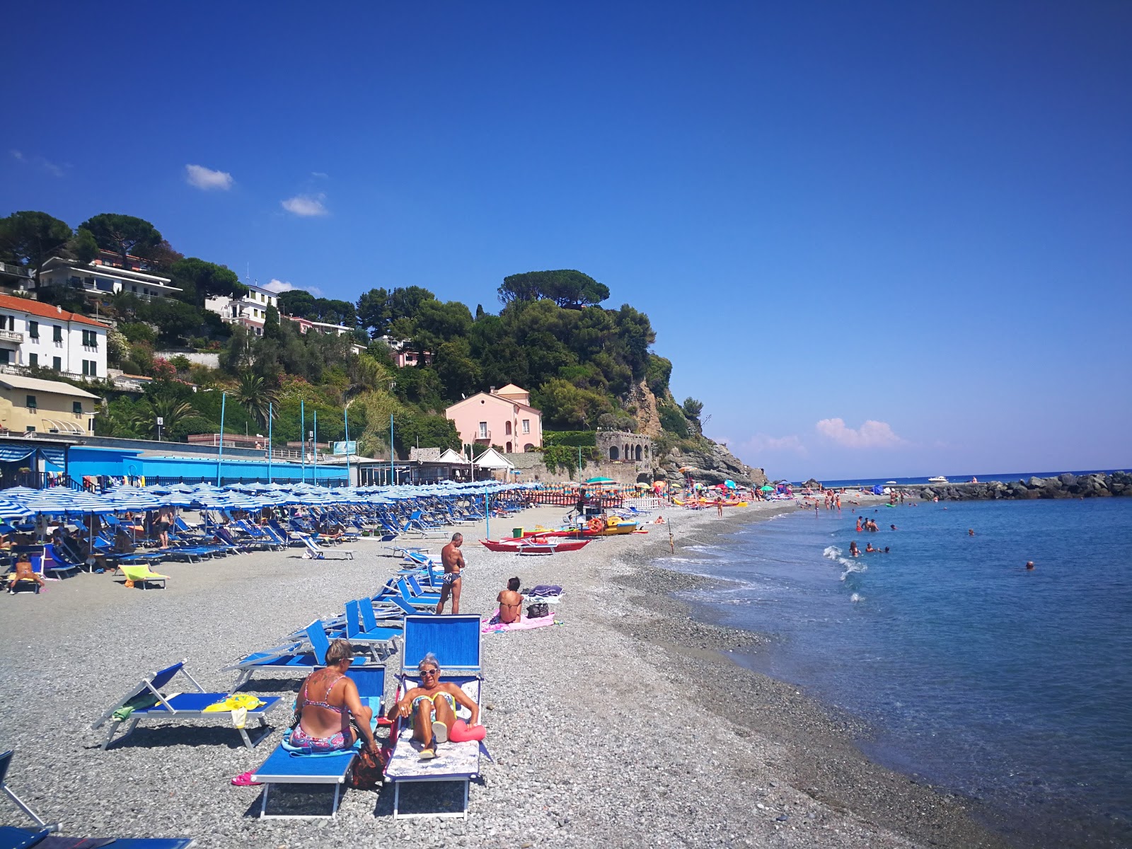 Φωτογραφία του L'Ultima Spiaggia με γκρίζα άμμος και βότσαλο επιφάνεια