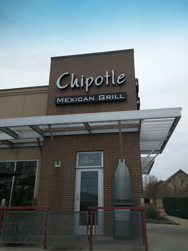Mexican Restaurant «Chipotle Mexican Grill», reviews and photos, 1390 S Cooper St #100, Arlington, TX 76013, USA