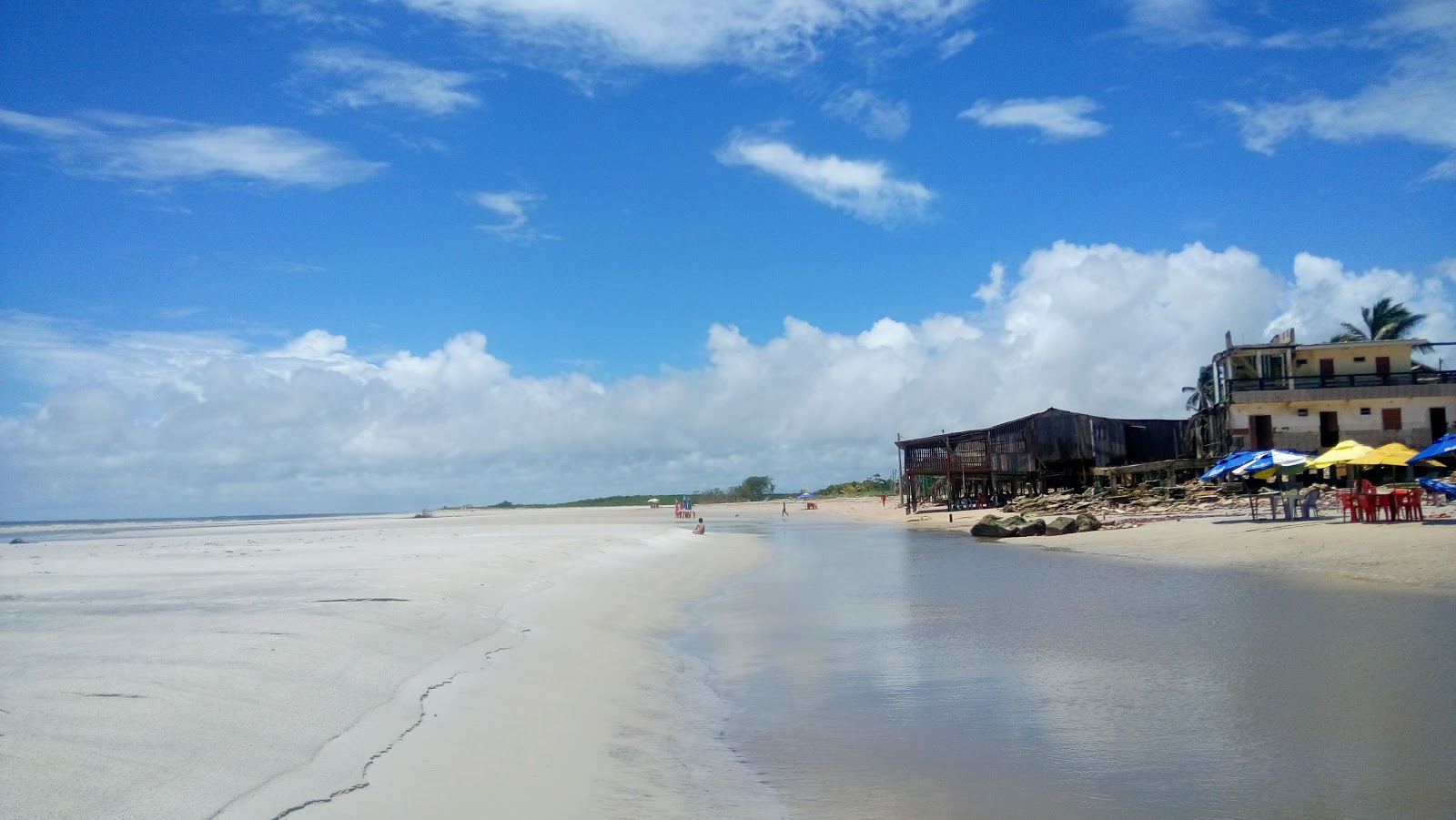 Foto di Praia do Crispim con una superficie del sabbia beige fine