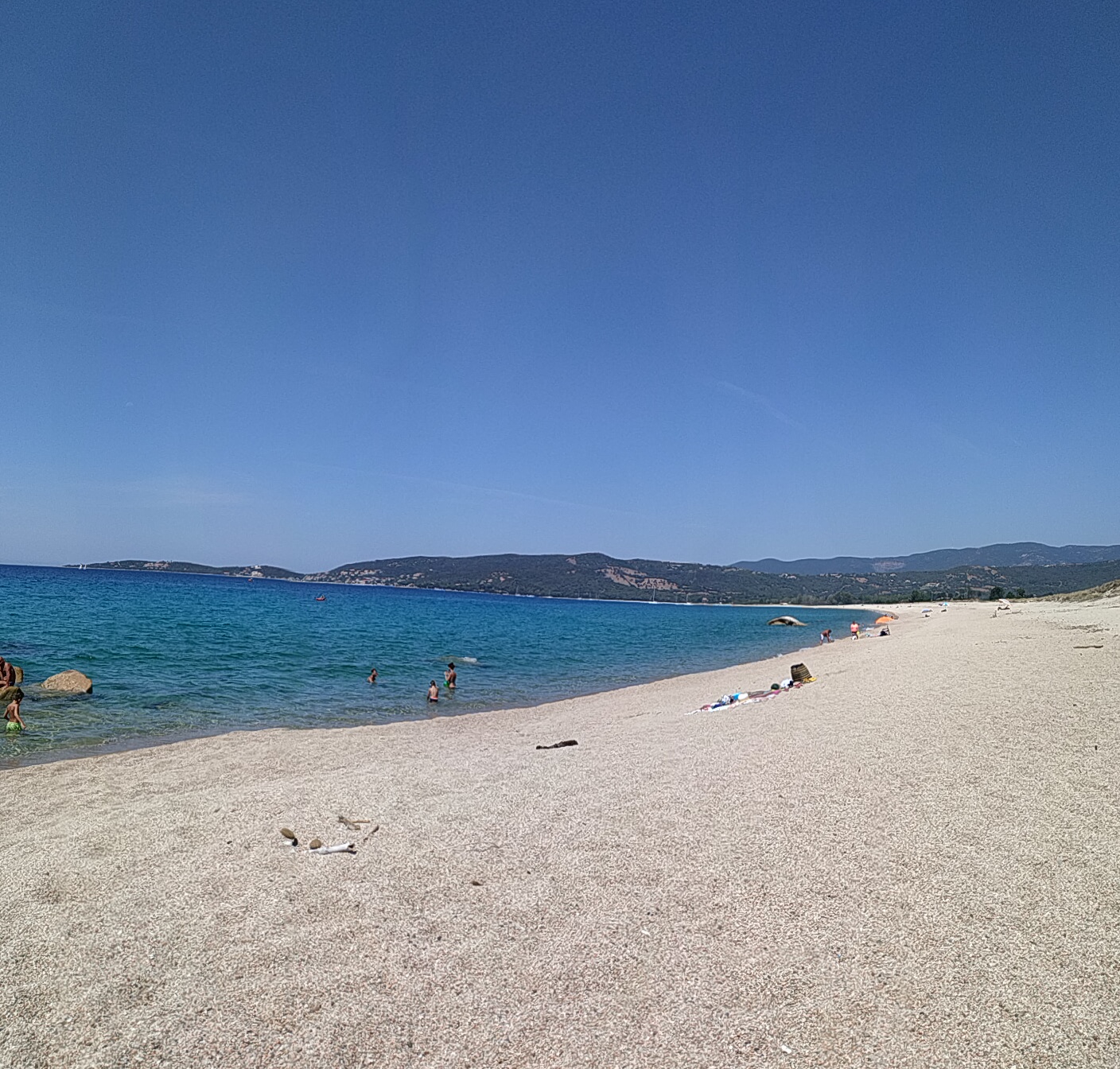 Tenutella beach'in fotoğrafı - rahatlamayı sevenler arasında popüler bir yer