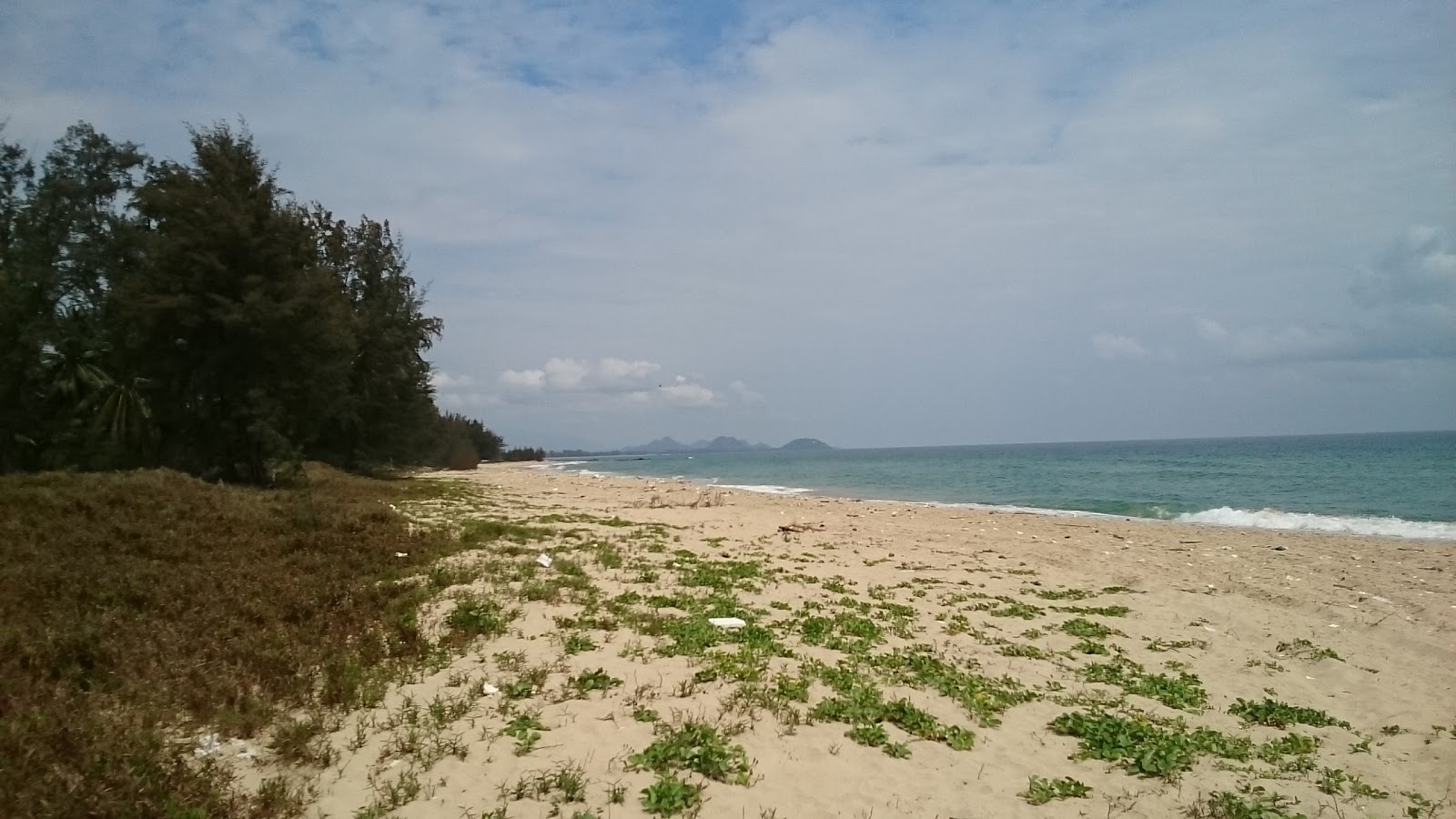 Foto de Somboon Beach com água cristalina superfície