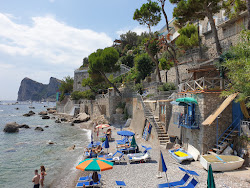 Foto von Spiaggia dei Tedeschi umgeben von Bergen