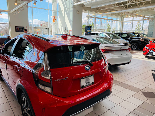 Toyota Dealer «Oakbrook Toyota», reviews and photos, 550 E Ogden Ave, Westmont, IL 60559, USA