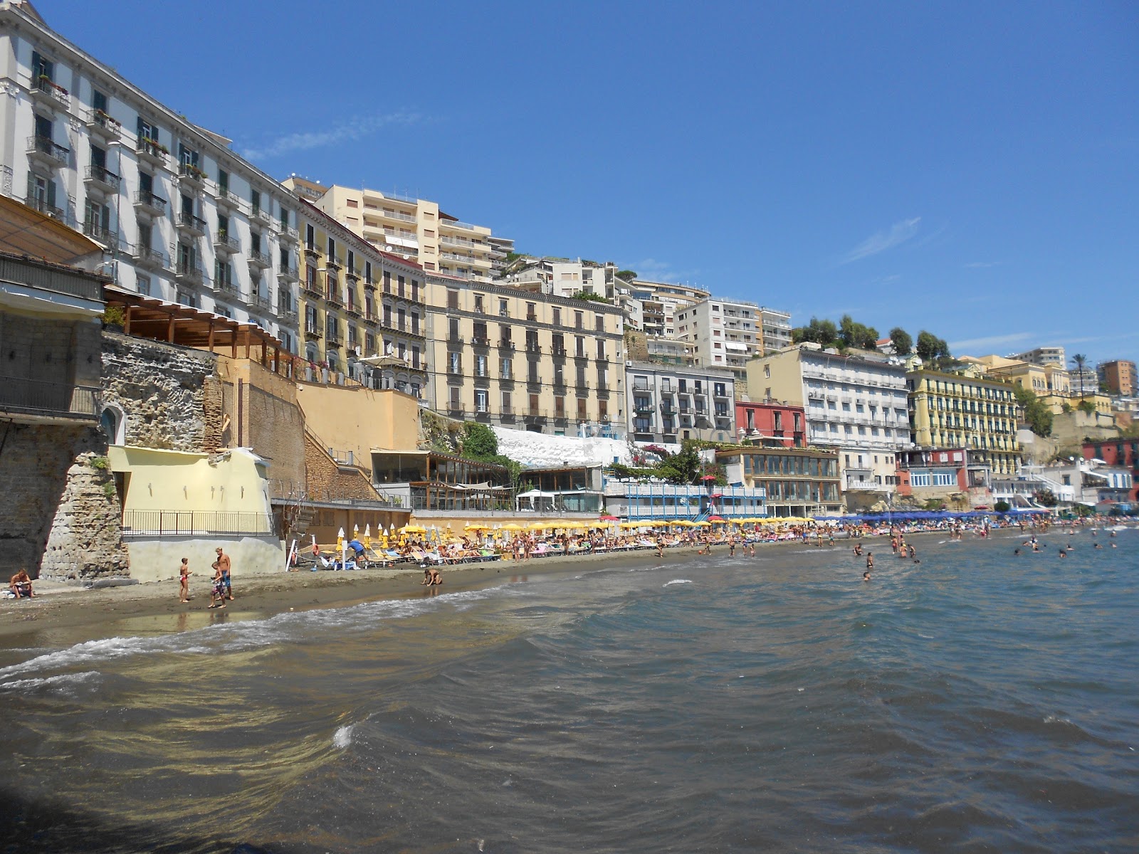 Fotografija Spiaggia di via Posillipo II obmorsko letovišče območje