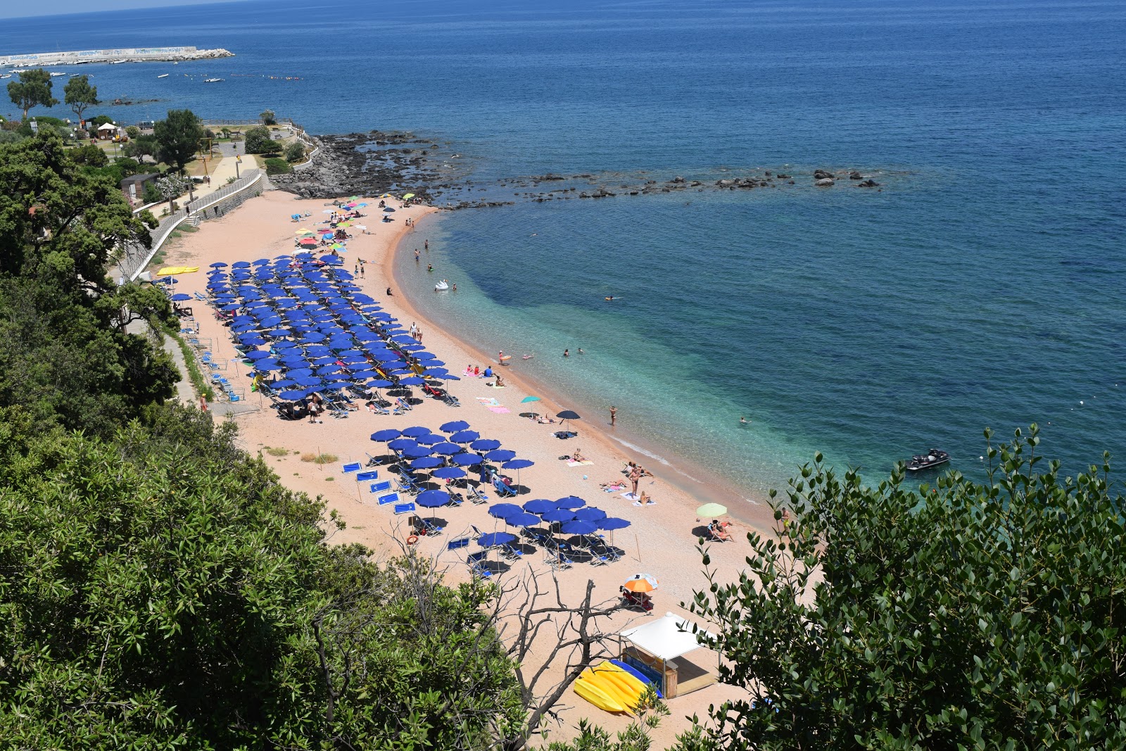 Foto van Palmasera beach met zand met kiezelstenen oppervlakte