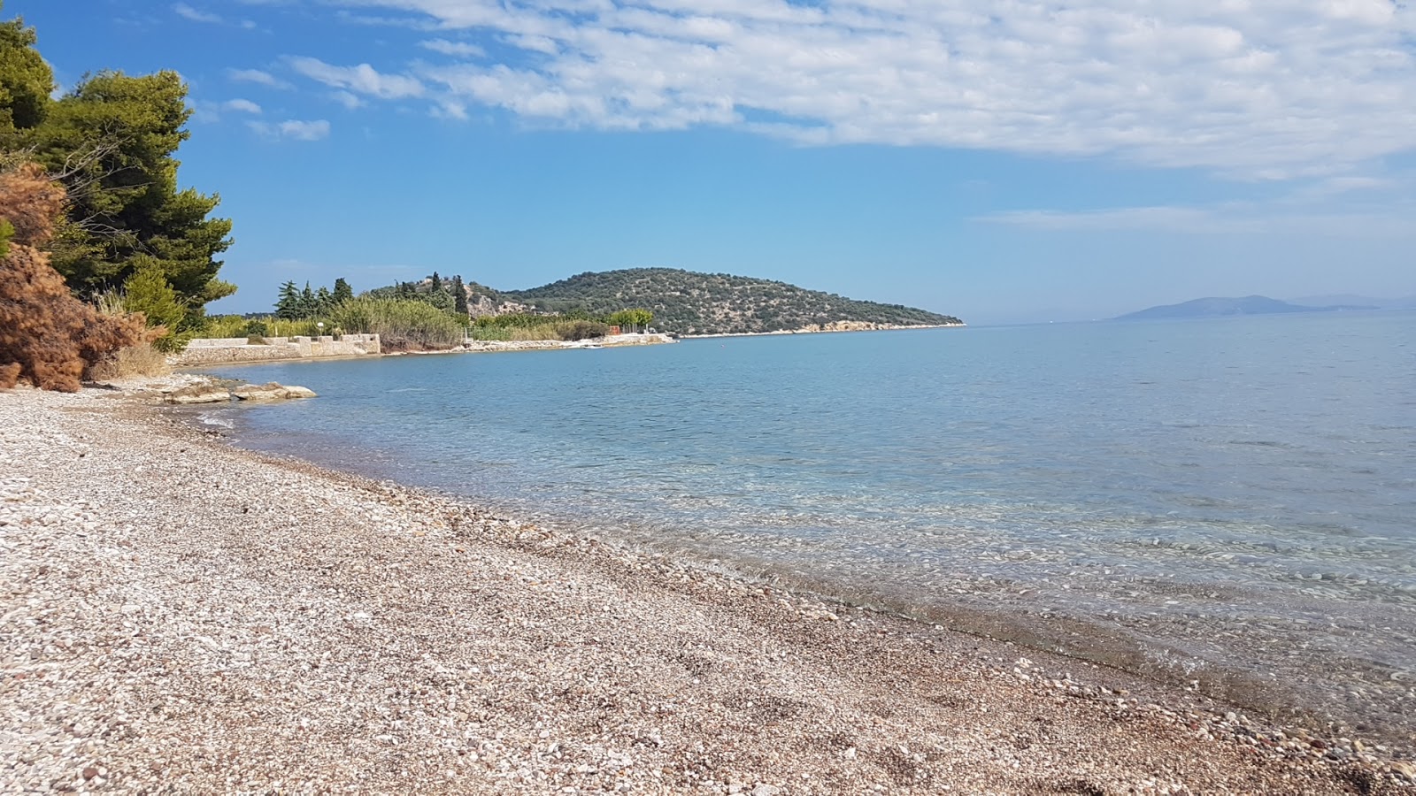 Photo de Yialasi beach II avec l'eau cristalline de surface