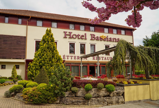 Bassiana Hotel & Étterem