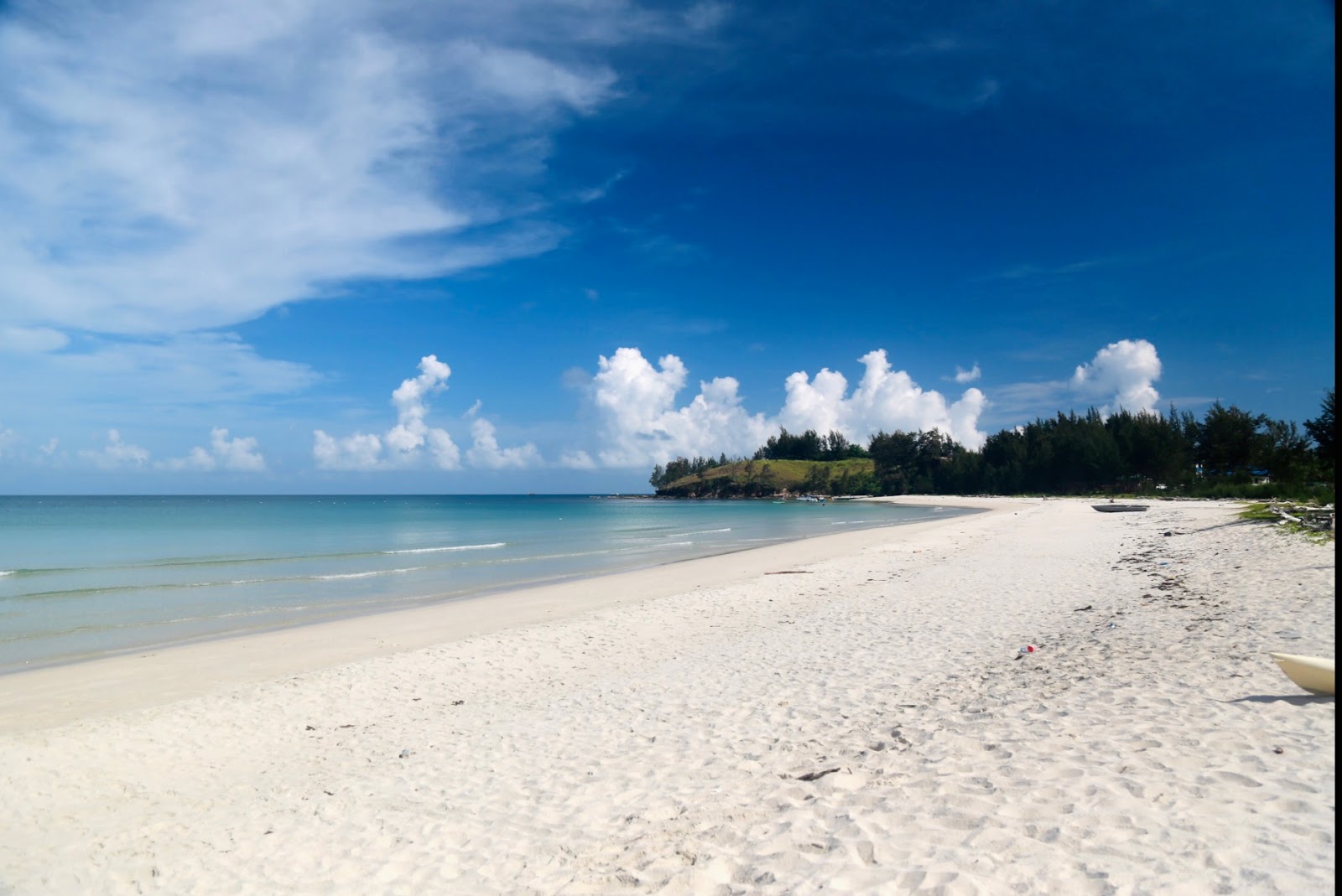 Foto av Kalampunian Beach med något ren nivå av renlighet