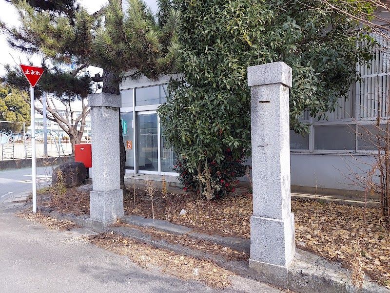 旧日川村役場門柱