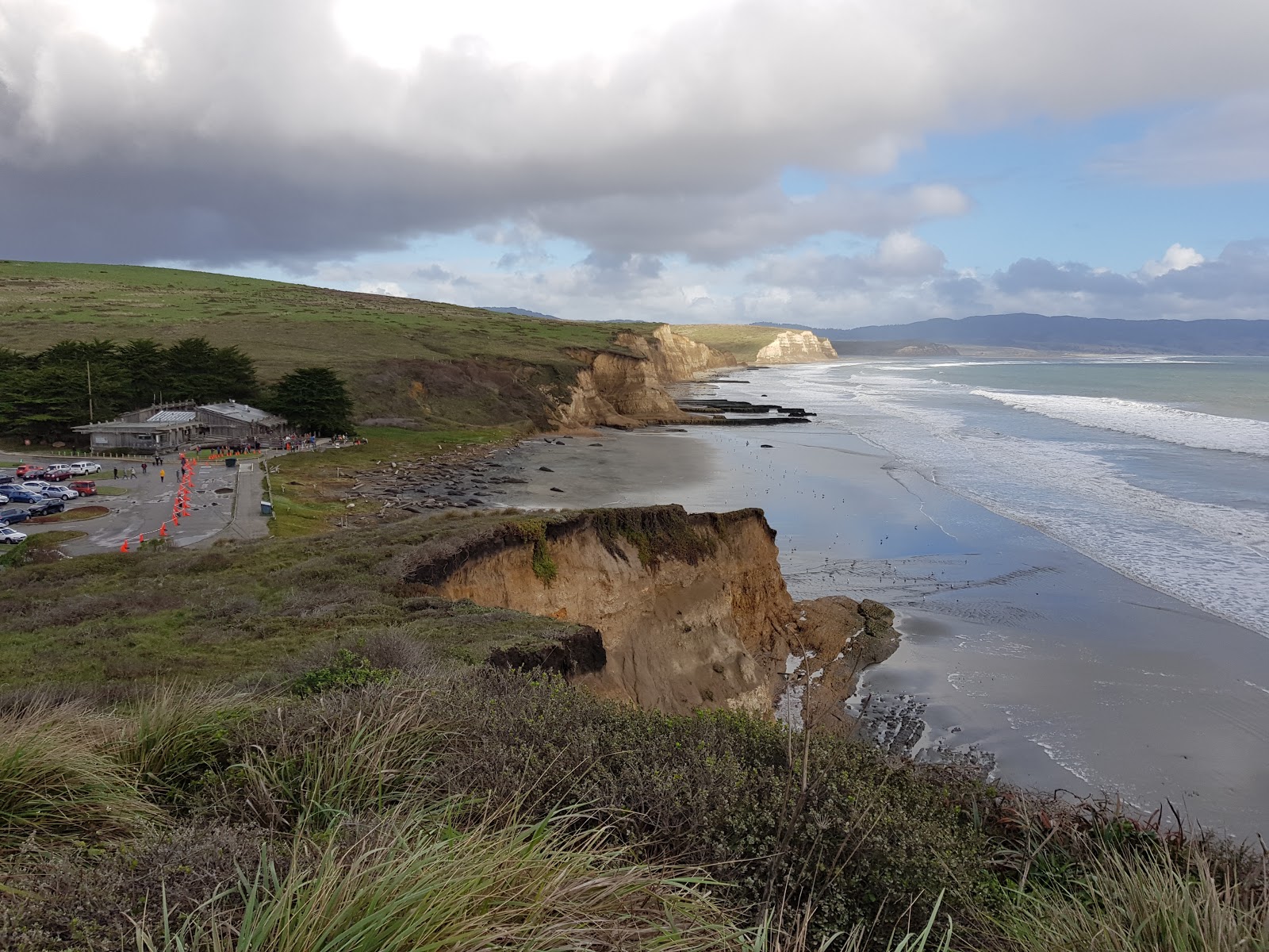 Foto von Drake beach von Klippen umgeben