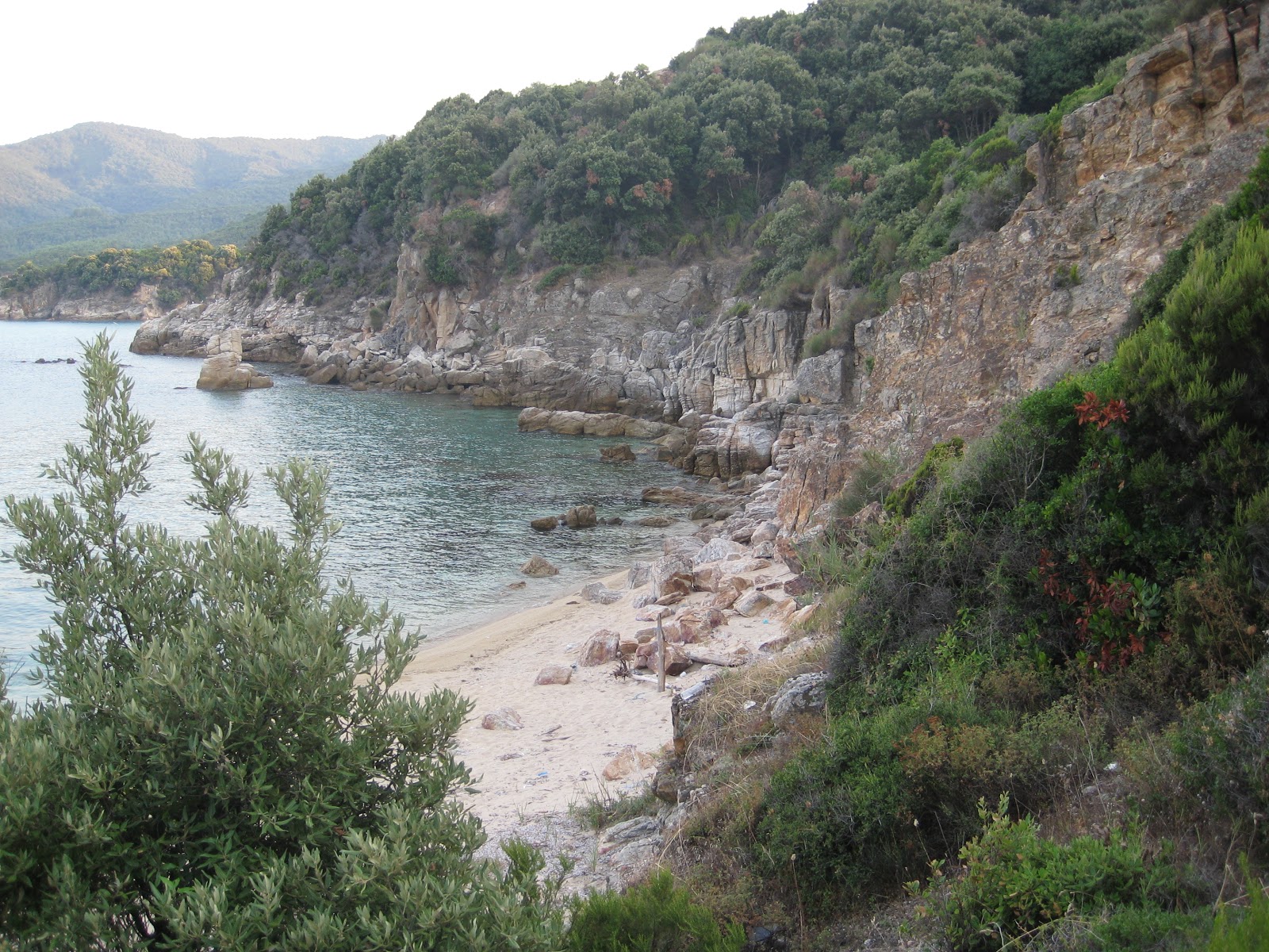 Stagira Beach的照片 带有米色沙子与岩石表面