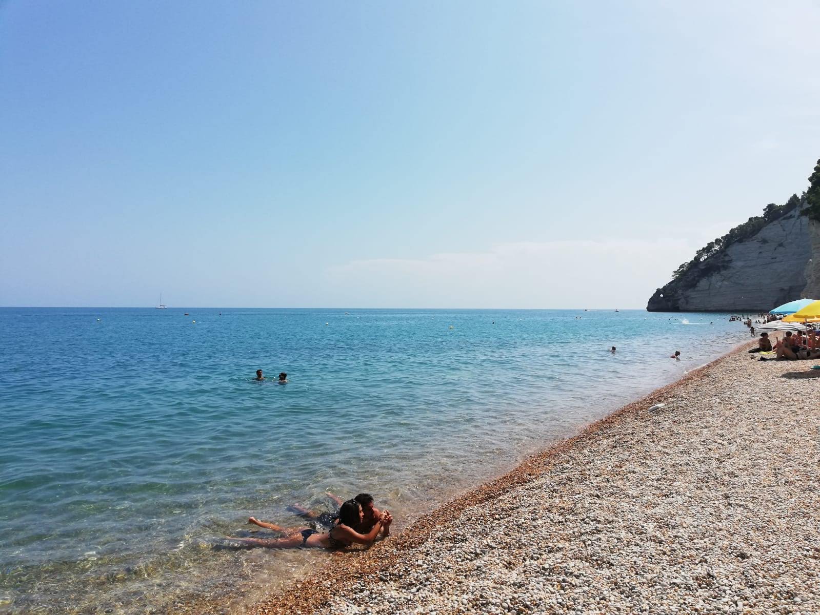 Foto di Spiaggia di Vignanotica sorretto da scogliere