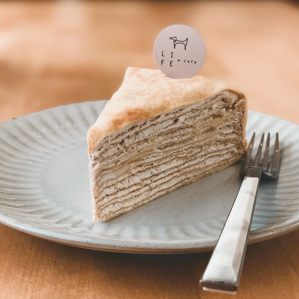 來福咖啡 Life Cafe/高架橋下網球場對面的停車場內中間白色貨櫃屋 的照片