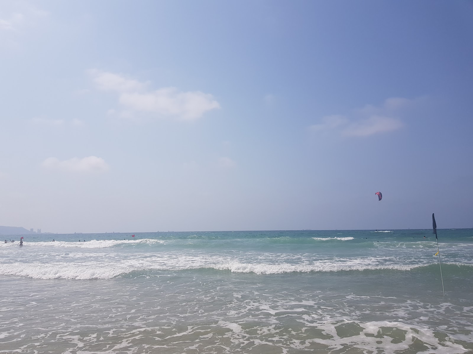 Foto von Zvulun beach mit geräumiger strand