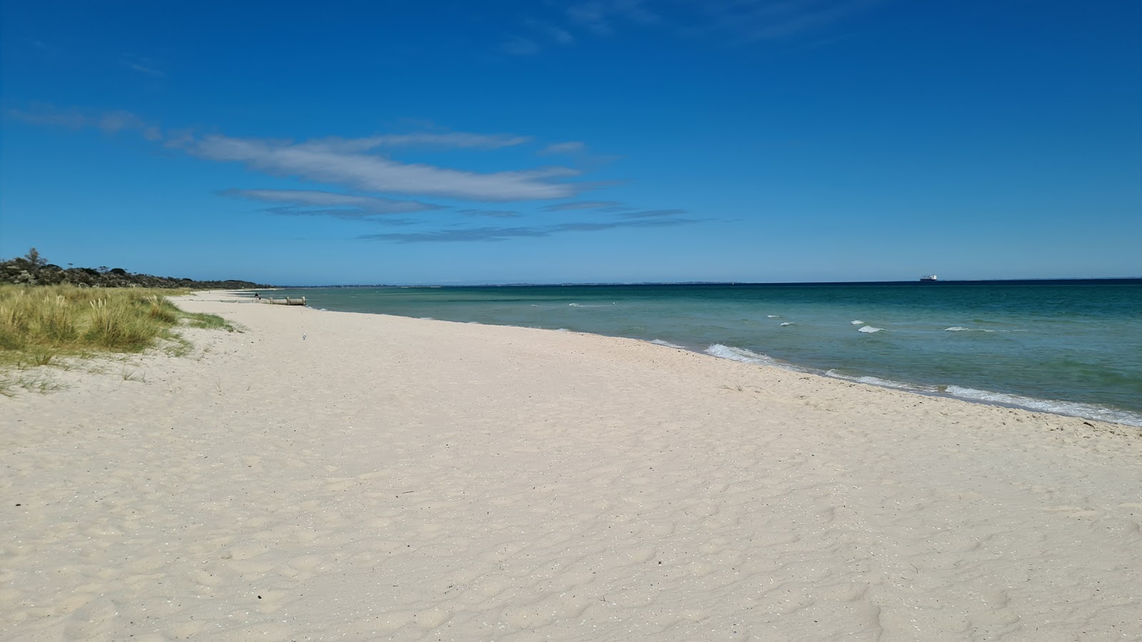 McCrae Beach的照片 带有长直海岸