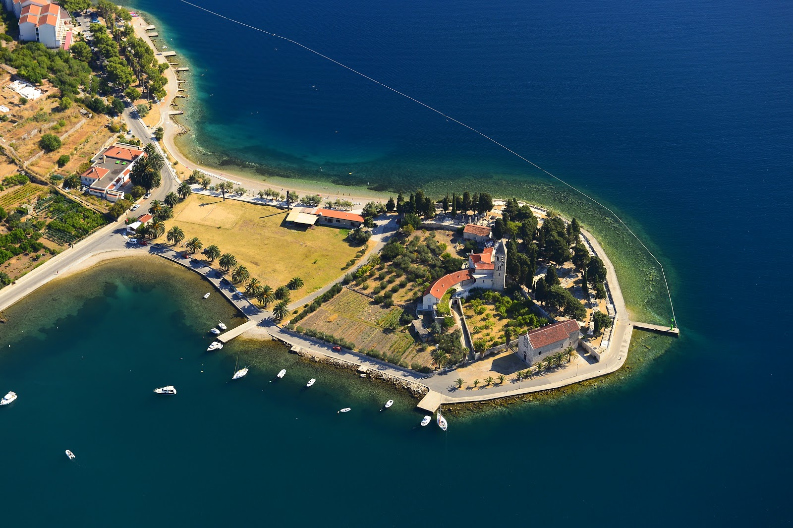 Foto von Prirovo beach von Klippen umgeben