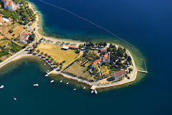 Foto von Prirovo beach von Klippen umgeben