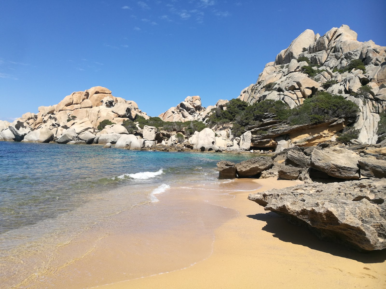 Fotografie cu Spiaggia di Cala Spinosa - locul popular printre cunoscătorii de relaxare