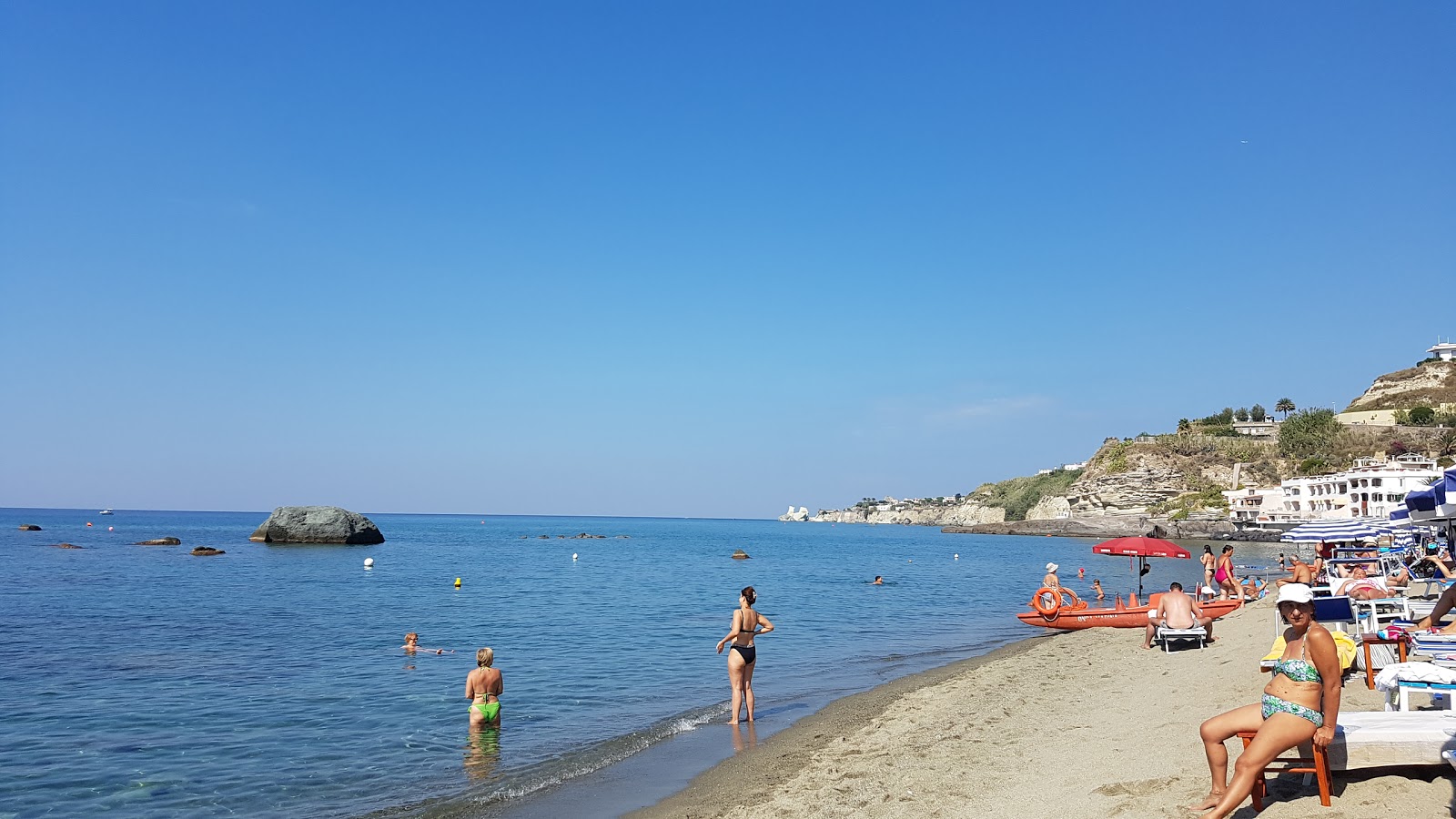 Spiaggia Di Citara的照片 带有蓝色纯水表面