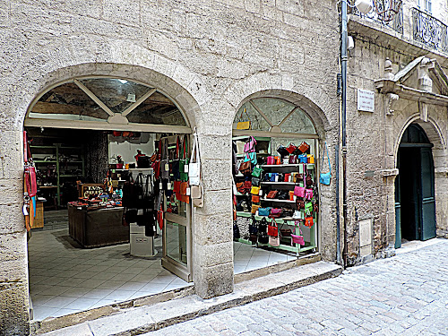 Magasin de maroquinerie T.v.s Cuir - maroquinerie de Pézenas Pézenas