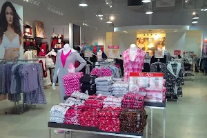 la Vie en Rose Winnipeg SW SmartCentre Outlet image