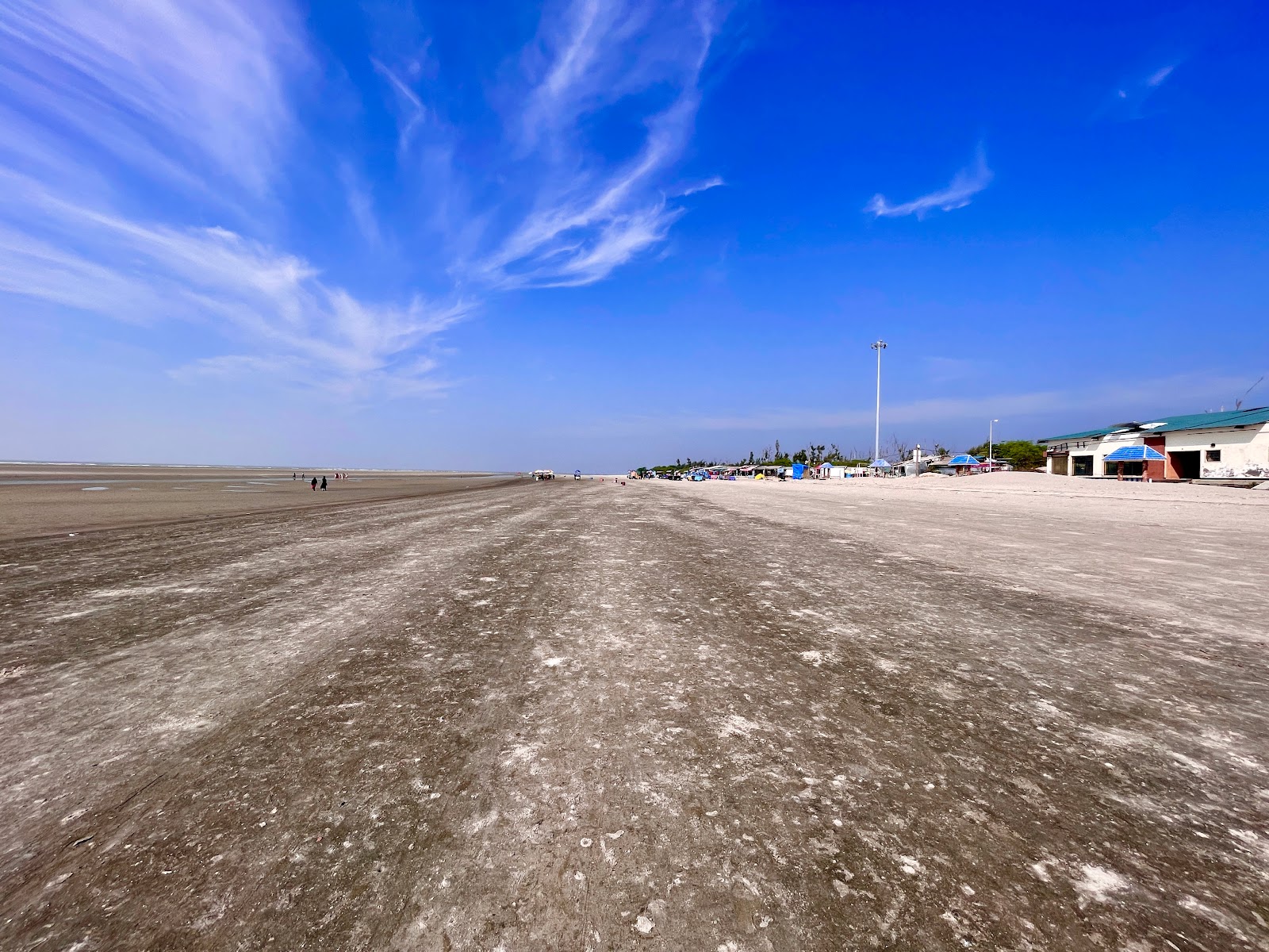 Foto di BakKhali Sea Beach con una superficie del sabbia luminosa