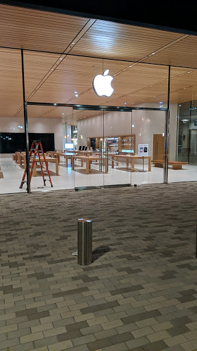 Apple Broadway Plaza image