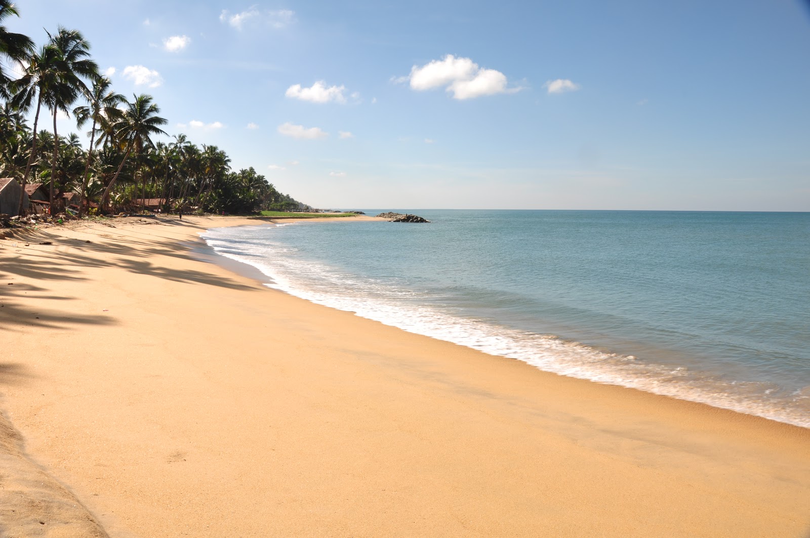 Foto de Lansigama Beach con arena brillante superficie