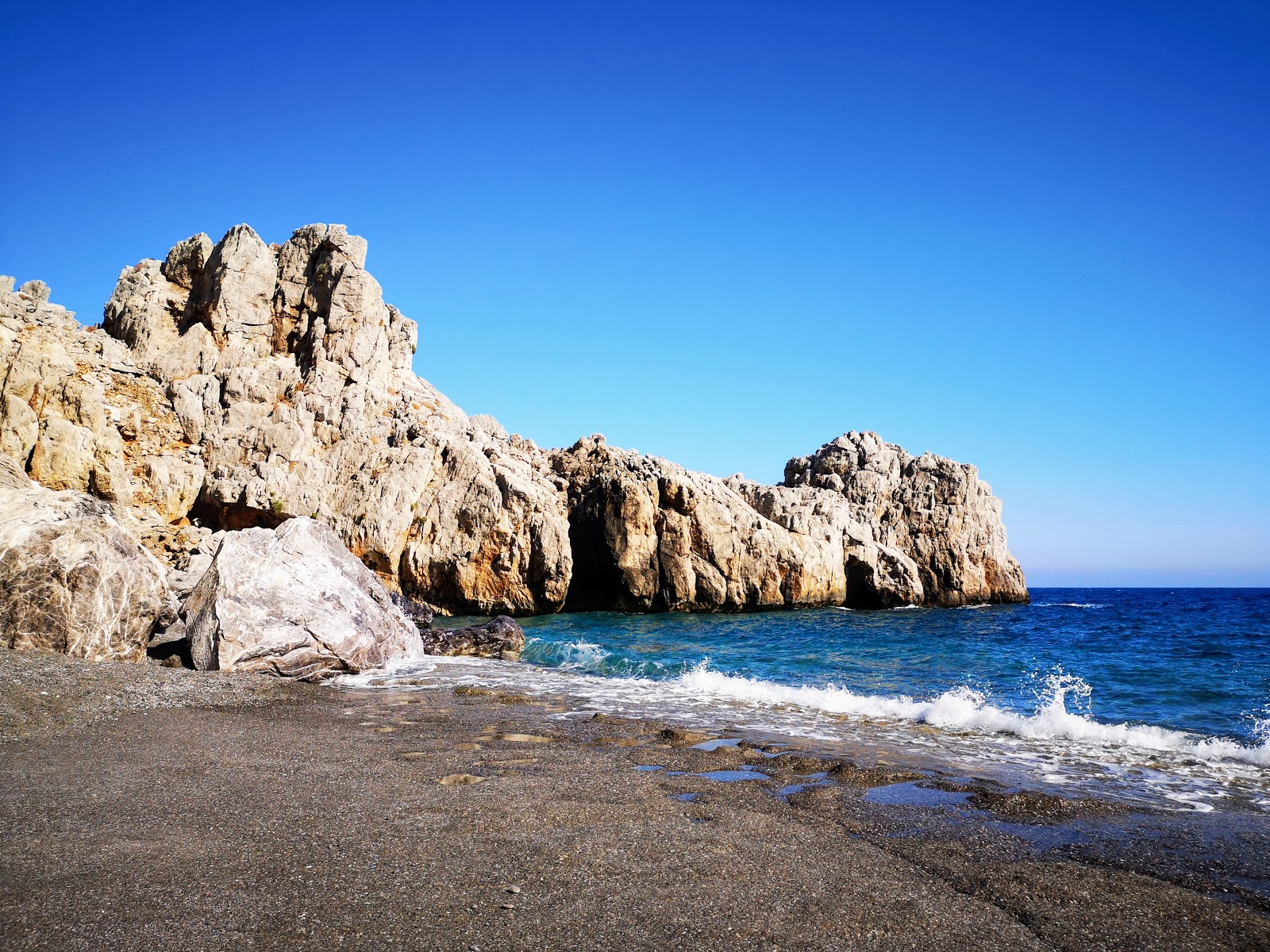 Foto von Trachoulas beach und seine wunderschöne Landschaft