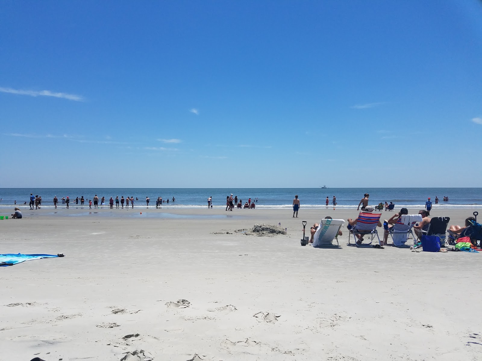 Foto van Burkes beach met helder zand oppervlakte