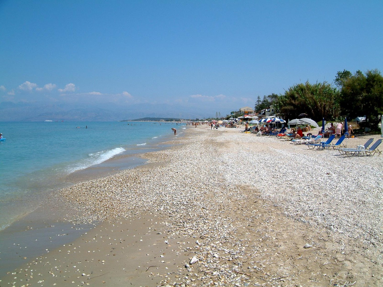 Foto av Roda beach III med blått vatten yta