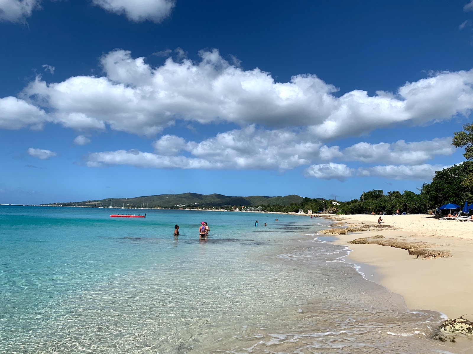 Foto di West beach con una superficie del sabbia luminosa