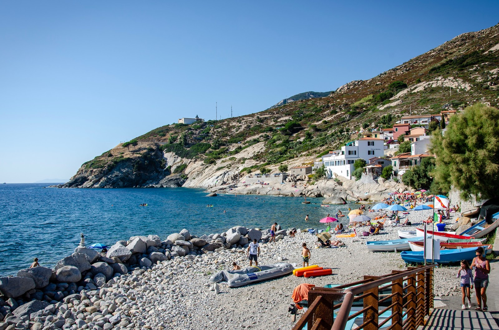 Spiaggia di Pomonte'in fotoğrafı taşlar yüzey ile