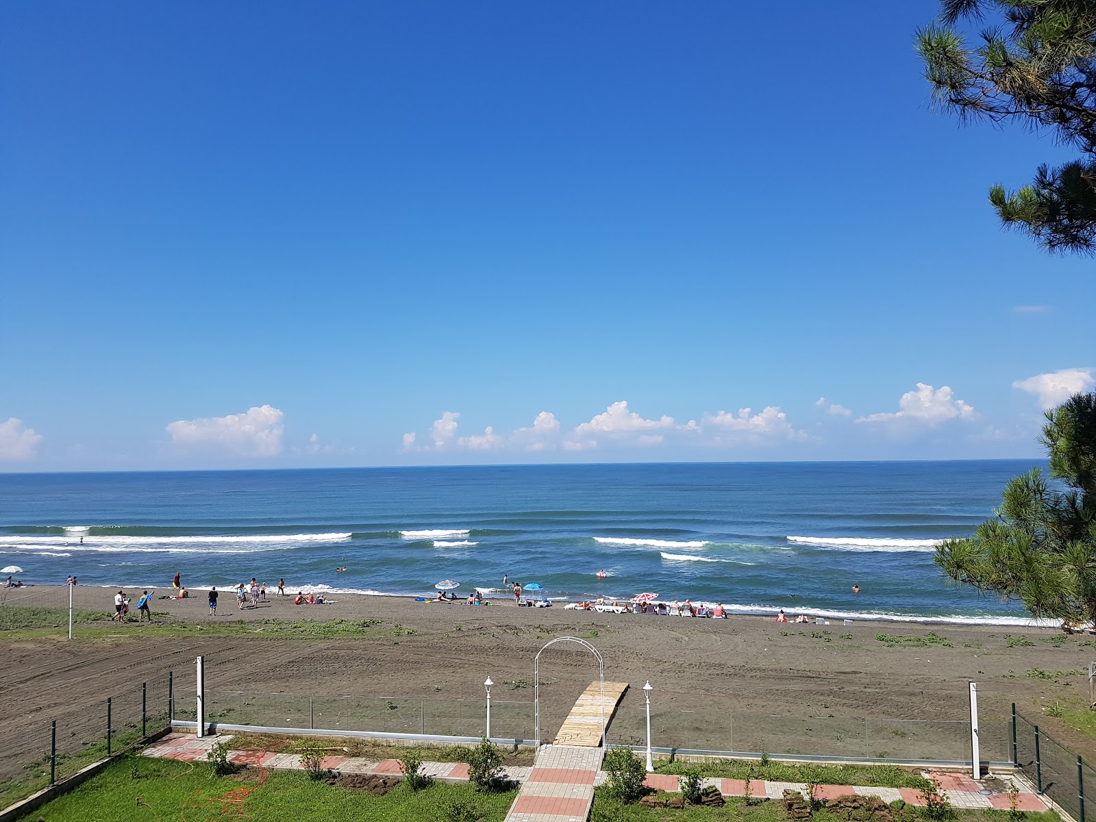 Foto di Shekvetili beach con una superficie del acqua blu