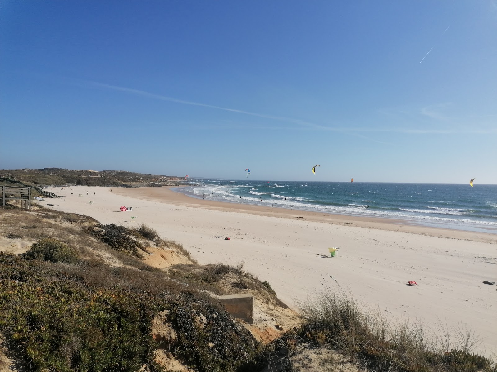 Praia de Vale Figueiros'in fotoğrafı - rahatlamayı sevenler arasında popüler bir yer